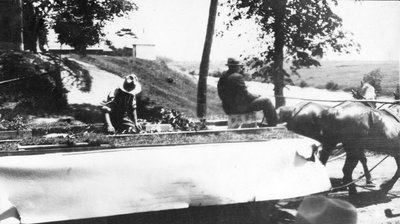 Un char allégorique du défilé présenté à Embrun à l’occasion de la Saint-Jean Baptiste.