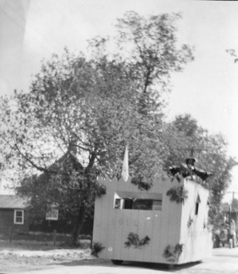 Un char allégorique du défilé présenté à Embrun à l’occasion de la Saint-Jean Baptiste.