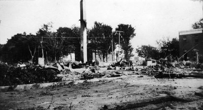 Les ruines du magasin Maheu (Embrun) après l’incendie de 1932.