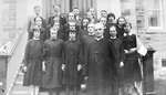 Le curé Forget (Embrun) en compagnie de la classe de confirmation 1912.