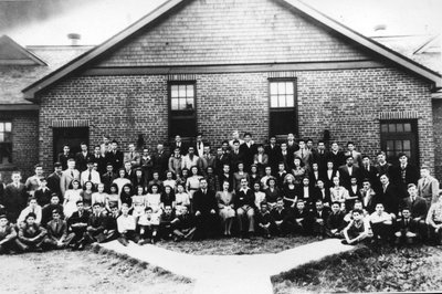 Les élèves de l'école secondaire d'Embrun en 1945-46.