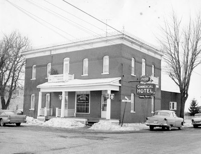 L’hôtel Commercial au coin des rues Notre-Dame et Sainte-Marie (Embrun).