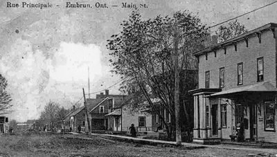 Vue de la rue Notre-Dame (Embrun) en direction ouest entre 1902 et 1913.