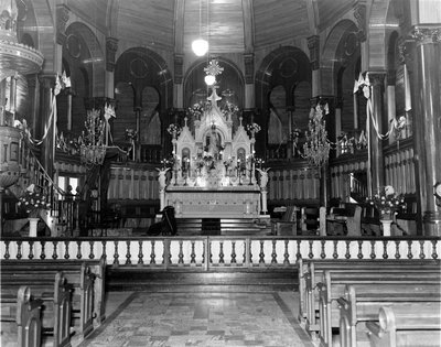 L’intérieur de l’église d'Embrun en 1950.