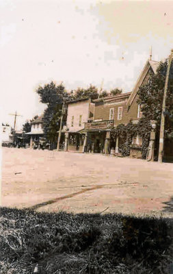 Vue de la résidence et du magasin Maheu, du Bureau de poste et de l’Hôtel Debonville avant 1932 (Embrun).