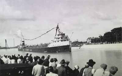 Crowd watching the freighter &quot;Lemoyne&quot; pass through new Welland Canal, St. Catharines