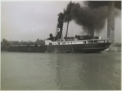 Cargo ship &quot;Fort William&quot; in the Welland Canal