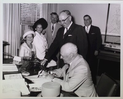 Lt. Gov. Earl Rowe signs guest book at City Hall