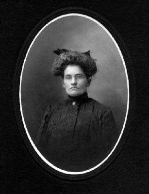 Studio photograph of an unidentified woman, Smiths Falls