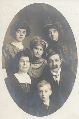 Studio photograph of the Byram Family, Smiths Falls, circa 1902