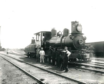 Canadian Pacific Railway steam engine no. 581, crew and railroad workers, Smiths Falls, ca. 1905