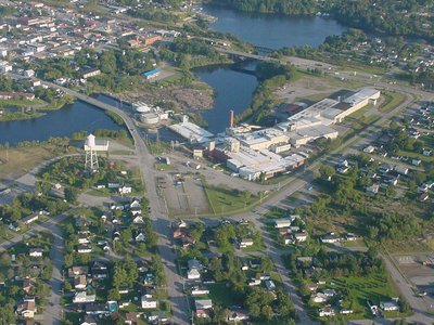 Aerial view of the MacMillan Bloedel mill, Sturgeon Falls / Vue aérienne du moulin MacMillan Bloedel, Sturgeon Falls