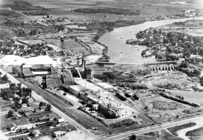 Vue aérienne de l'Abitibi Power & Paper Company, Sturgeon Falls, dans les années 1950 / Aerial view of the Sturgeon Falls Abitibi Power & Paper Company in 1950s