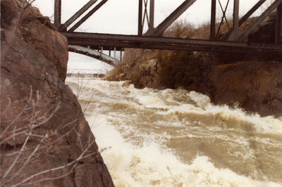 Inondation de la Rivière Sturgeon c. 1979 / Bottle-neck at Canadian Pacific Railway bridge held up Sturgeon River flow in 1979 flood.