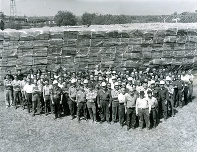 Photo de groupe des travailleurs du moulin Abitibi, Sturgeon Falls / Group Photo of the Abitibi Mill Workers, Sturgeon Falls