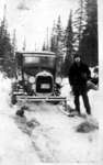 Ford ModelA muni de patin pour l’hiver. Immatriculé 1930. Non-identifié. / Car on skis on logging trail.