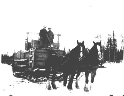 Traîneau-réservoir servant au glaçage des chemins de alage, chantier J.B. Smith. Endroit non-identifié. / A water container on sled helped lumberjacks make ice roads in the winter to move around the forest