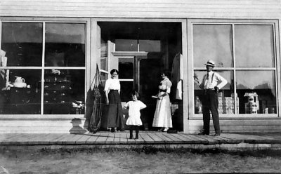 Magasin Lamarre, Field / Lamarre Grocery Store, Field