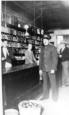 Intérieur du magasin de la compagnie Mageau Lumber / Interior of the Mageau Lumber Company store