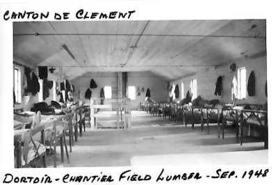 Dortoir au chantier de la scierie Field Lumber / Field Lumber camp's bunkhouse