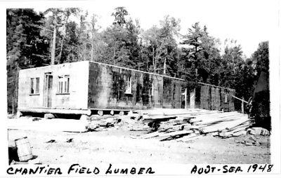 Construction du dortoir au chantier de la Scierie Field Lumber / Construction of the two-storey dining hall of the Field Lumber logging camp