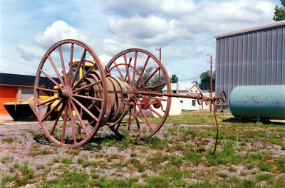 Boyau d'incendie et son dévidoir, Field / Historic fire hose and reel still stands, Field