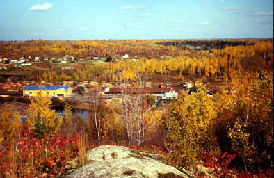 Vue sur l'usine de rabotage de la scierie Field Lumber, 1977 / Bird-eye view of the Field Lumber planing mill, 1977