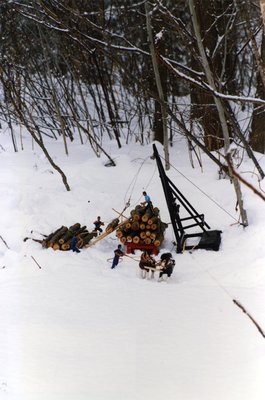 Modèle de chargeur qui était utilisé pour charger les lourds billots / Model of &quot;jammer&quot; that was used to load heavy logs