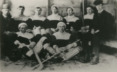 South River Men's Hockey Team, With Coaches, 1913