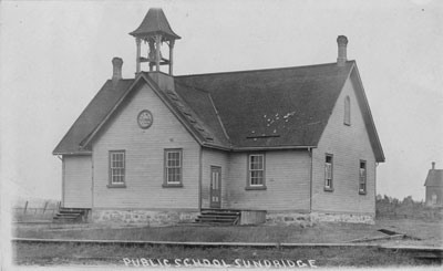 Postcard of the Sundridge Public School, circa 1900