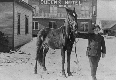 Boy and Horse in front of the Queen's Hotel, Sundridge, circa 1890
