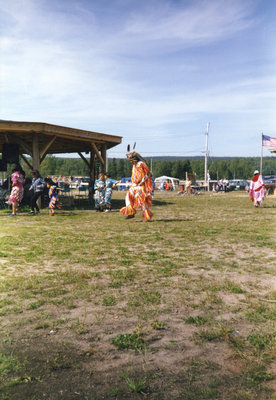 Native Dancing in Pays Plat