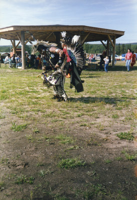 Native Dancing in Pays Plat