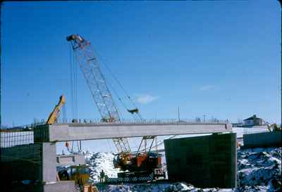 13th Ave NE Bridge - Erecting Girders