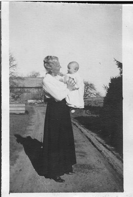 Hettie (Munn) Bigger with Grandson Harold, 1917