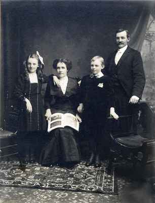 The John and Hannah Bussell Family, 1910.