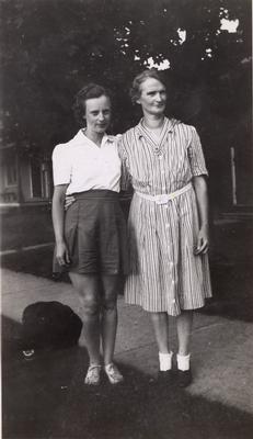 Edna Waldie And Her Mother Nettie Wilkinson