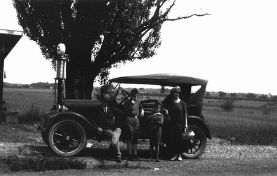 The Macdonald's first car : portrait with Ewan, Stuart, Chester, and Bertie McIntyre