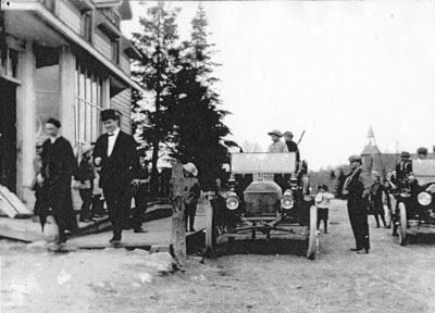 First Cars in Dunchurch, at Buchanan Store, 1915