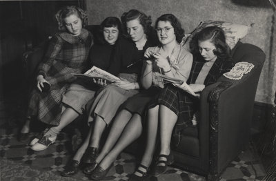 Waterloo College students in dormitory, 1949