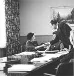 Ida Stahlschmidt and Frank Peters shaking hands