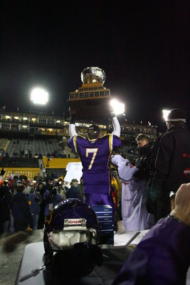 Ryan Pyear holding Vanier cup, 2005