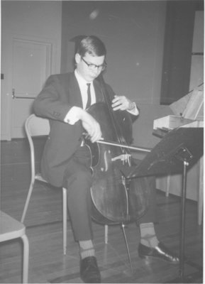 Martin Laehnemann playing the cello