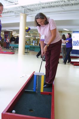 Charlotte Gibson playing golf during alumni awareness week 2002