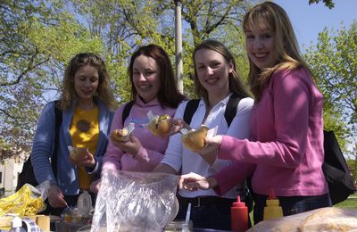 Students getting hot dogs at Victoria Park, 2002