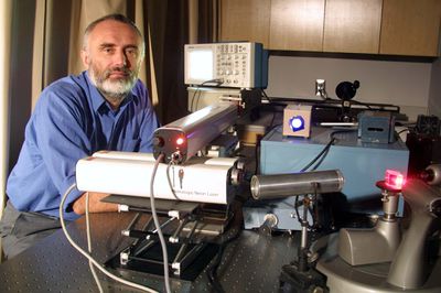 Marek Wartak photonics lab, 2004