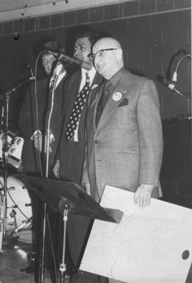 Earle Shelley accepting Alumnus of the Century citation