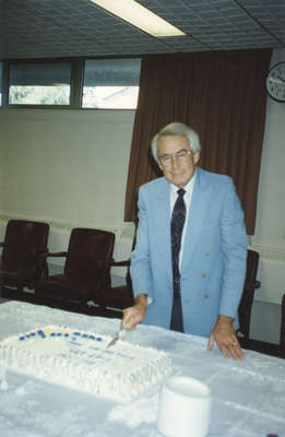 Erich Schultz cutting the cake at Wilfrid Laurier University Library's 30th anniversary