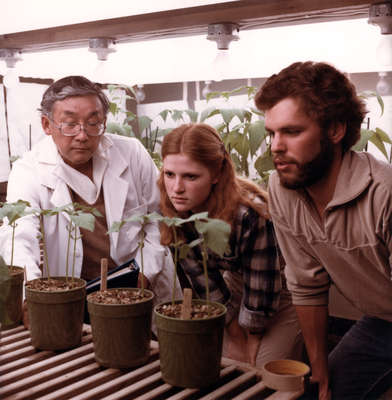 Kaye Hayashida with students in laboratory