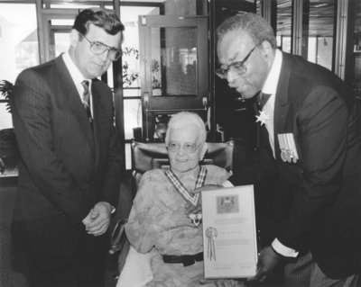 Lieutenant Governor Lincoln Alexander presents Clara Bernhardt with the Order of Ontario, 1991